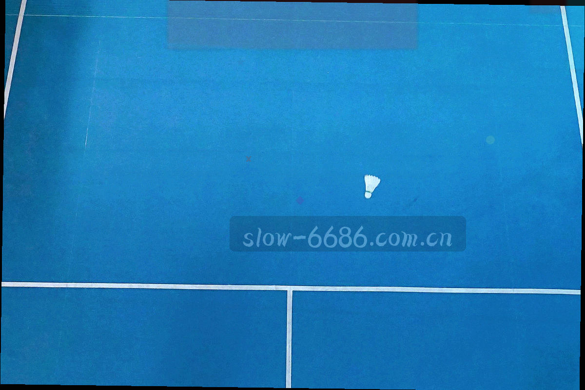 窗边街景虚化的背景，前景是一杯茶与笔记本的局部